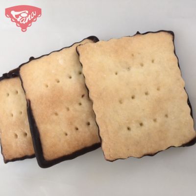 Gluten-free semi-dipped or cheesecake biscuits