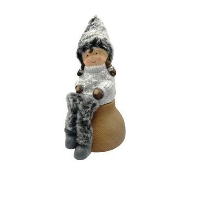 Dievča so sivou čiapkou a visiacimi nohami