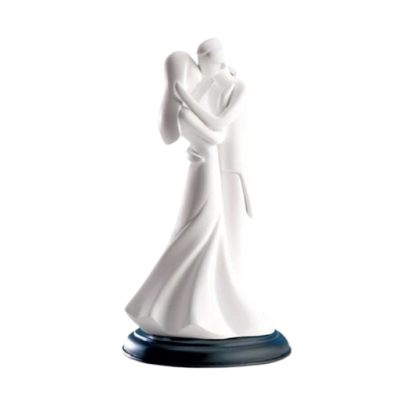 Frischvermählte umarmen eine weiße Statuette