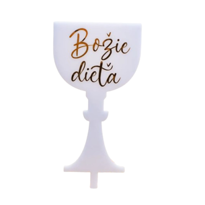 Weißer Kelch mit eingraviertem Motiv und der Aufschrift „Kind Gottes“