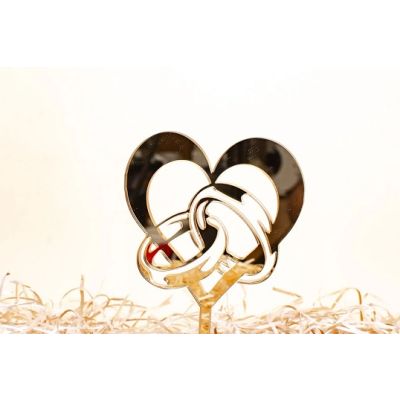 Herzausschnitt mit goldenen Acrylringen