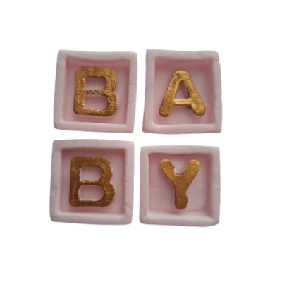 BABY-Aufschrift in weiß-goldenem Schachbrettmuster