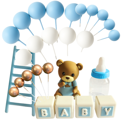 Plüssmackó, cumisüveg, babakockák és kék golyók