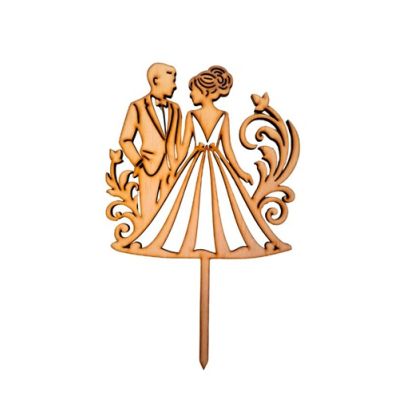 Hochzeitspaar mit Holzdekoration