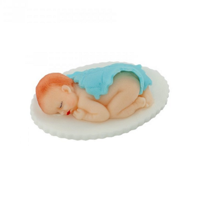 Baby mit einer blauen Decke