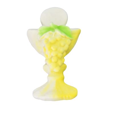 Egy kehely díszítése sárga szőlővel