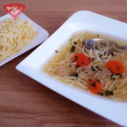 Glutenfreie hausgemachte Nudeln für die Suppe