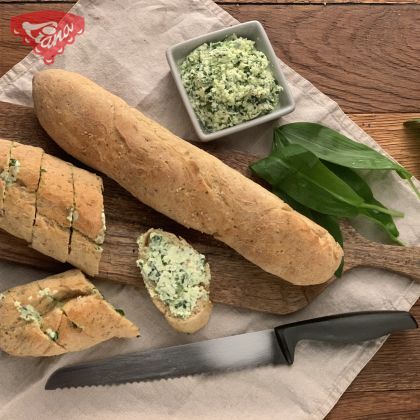 Knusprige glutenfreie Vollkornbaguettes von Brot weiß und dunkel