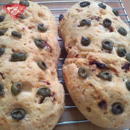 Glutenfreies Ciabatta mit sonnengetrockneten Tomaten und Oliven