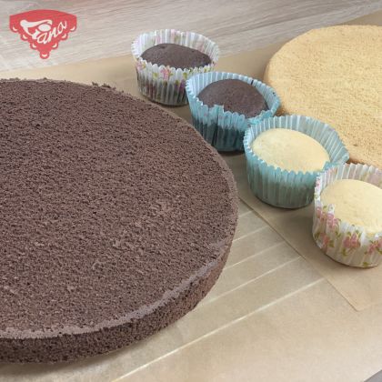 Bezlepkový piškótový korpus a muffiny z Cake mix