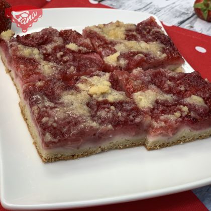 Glutenfreier Sauerteig-Erdbeerkuchen mit Streuseln