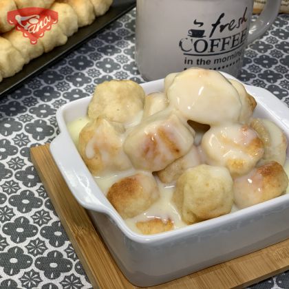 Glutenfreie Dukatenbrötchen mit Vanillecreme garniert