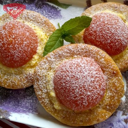 Sourdough gluten-free cheesecakes with apricots