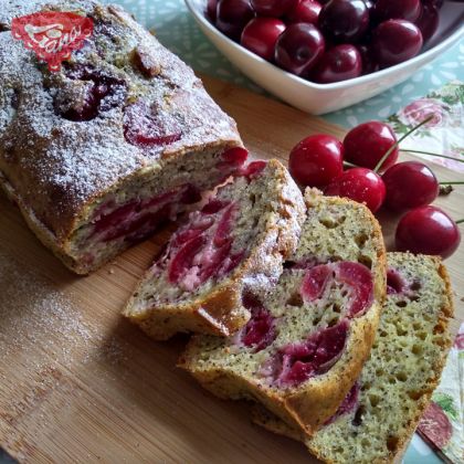 Glutenfreies süßes Brot mit Mohn und Kirschen