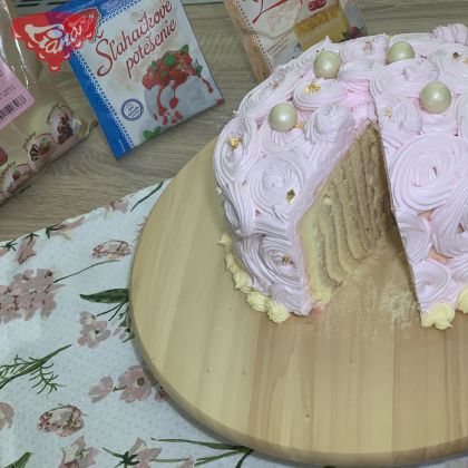 Torta s vanilkovým krémom a jahodovou šľahačkou