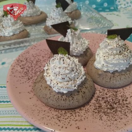 Chocolate mini pavlovas