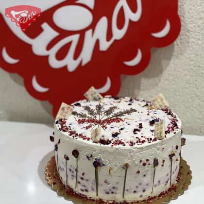 Kuchen mit gefriergetrockneten Früchten, dekoriert mit essbaren Trockenblumen