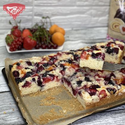 Glutenfreier Tassenkuchen mit Obst und Streuseln