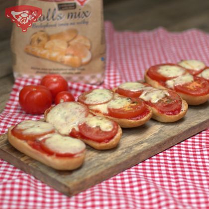 Glutenfrei gebackene Baguettes mit Tomaten und Mozzarella