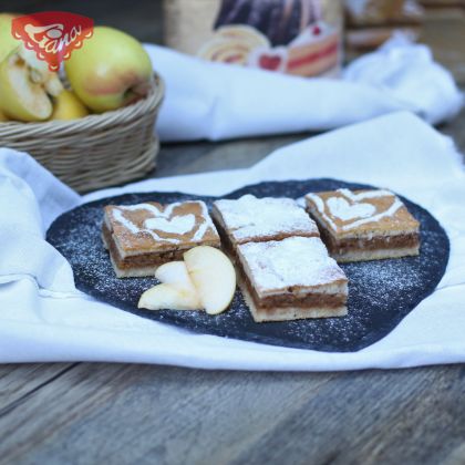 Superschneller glutenfreier Biskuitkuchen mit Äpfeln