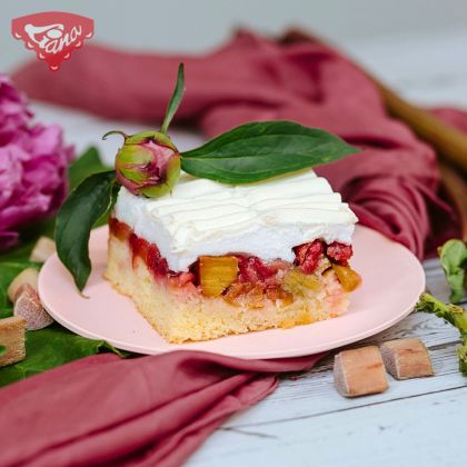 Gluten-free rhubarb-strawberry cake