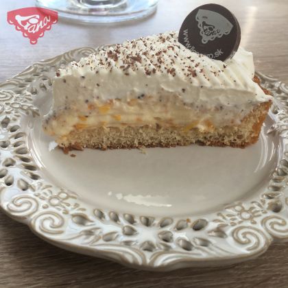 Geschüttelter Kuchen mit Früchten