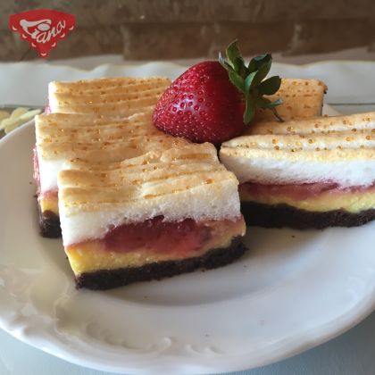 Glutenfreies Dessert mit Erdbeeren und Hüttenkäse