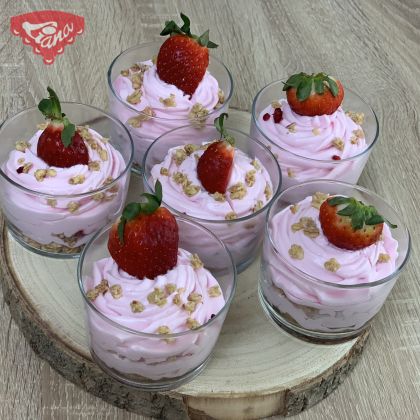 Erdbeermousse mit Müsli