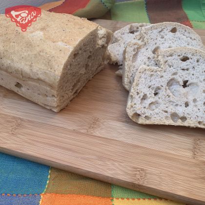 Glutenfreies Sauerteigbrot in einer Form