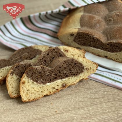 Glutenfreier zweifarbiger Weihnachtskuchen in einer Form