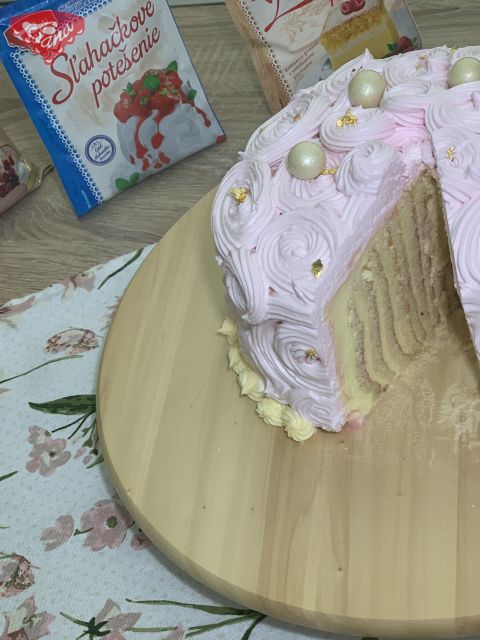 Torta s vanilkovým krémom a jahodovou šľahačkou