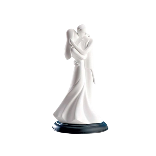 Frischvermählte umarmen eine weiße Statuette
