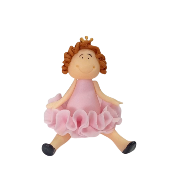 Kleines Mädchen sitzt im rosa Kleid