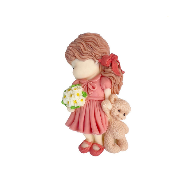 Kleines Mädchen mit Blumen und rosa Teddybär