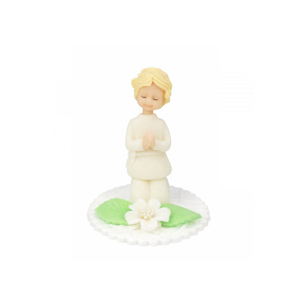 Junge kniet mit einer Blume