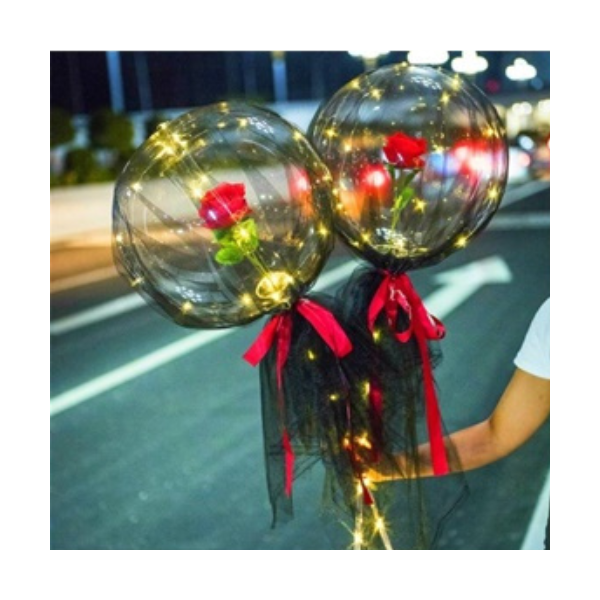 Przezroczysty balon z różą, czarnym tiulem i światłem LED