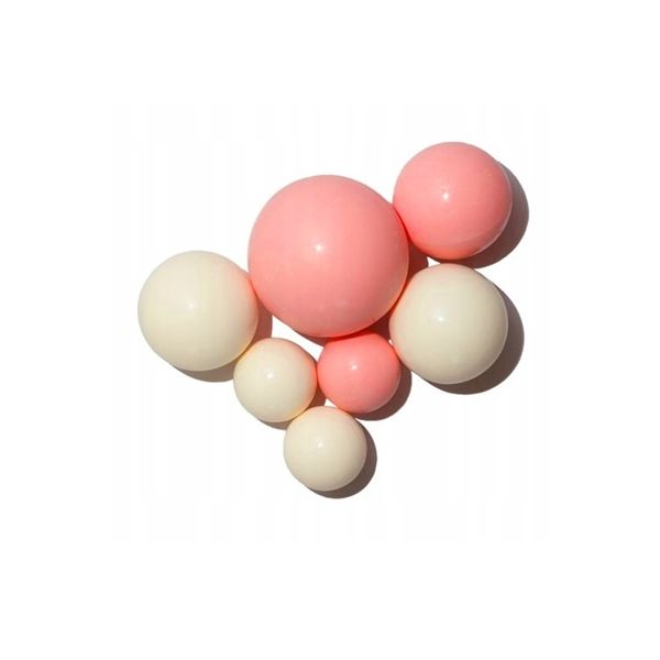Cremig-rosa Schokoladenkugeln in verschiedenen Größen