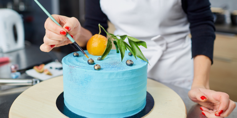 How to easily decorate a cake?