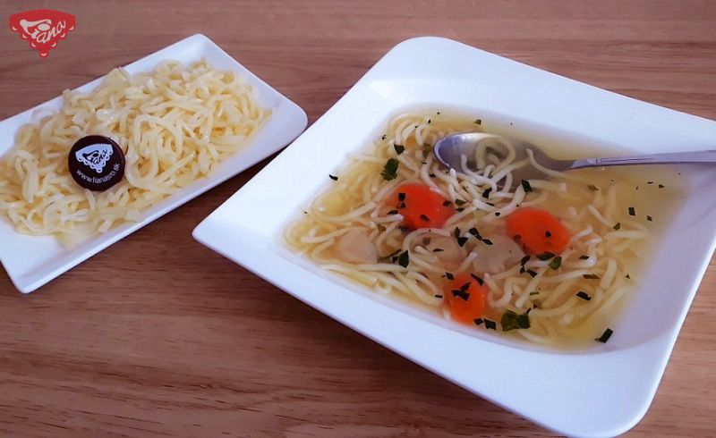 Glutenfreie hausgemachte Nudeln für die Suppe