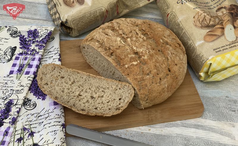 Glutenfreies dunkles Brot mit Kruste