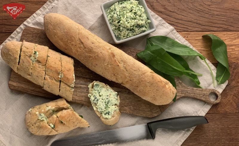 Knusprige glutenfreie Vollkornbaguettes von Brot weiß und dunkel