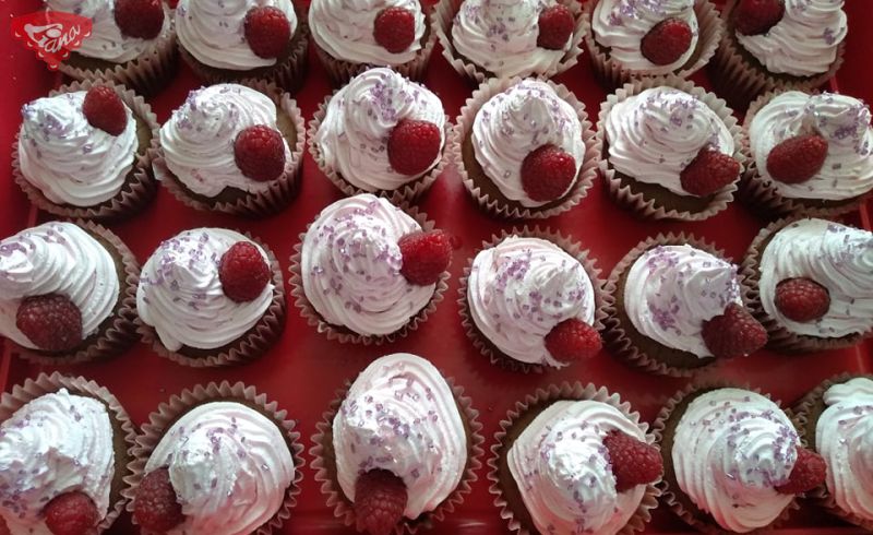 Gluten- und milchfreier Cupcake mit Kirsch- und Himbeerschlagsahne