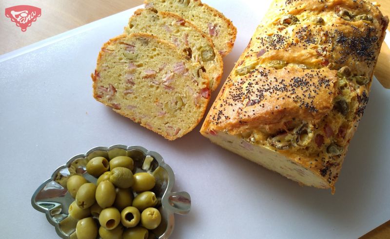 Gluten-free olive bread with ham