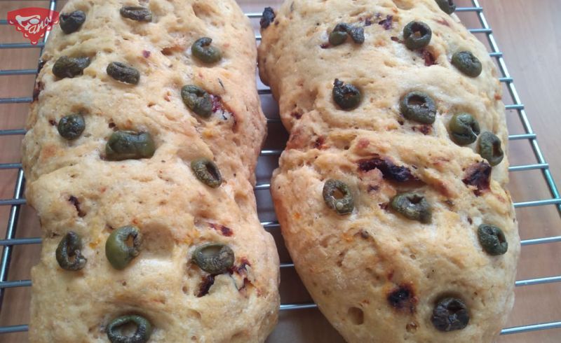 Glutenfreies Ciabatta mit sonnengetrockneten Tomaten und Oliven