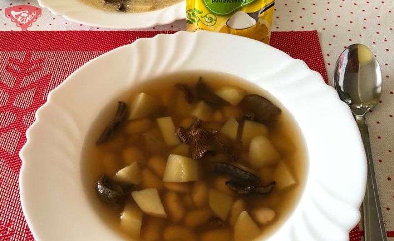 Fazolová polévka s houbami