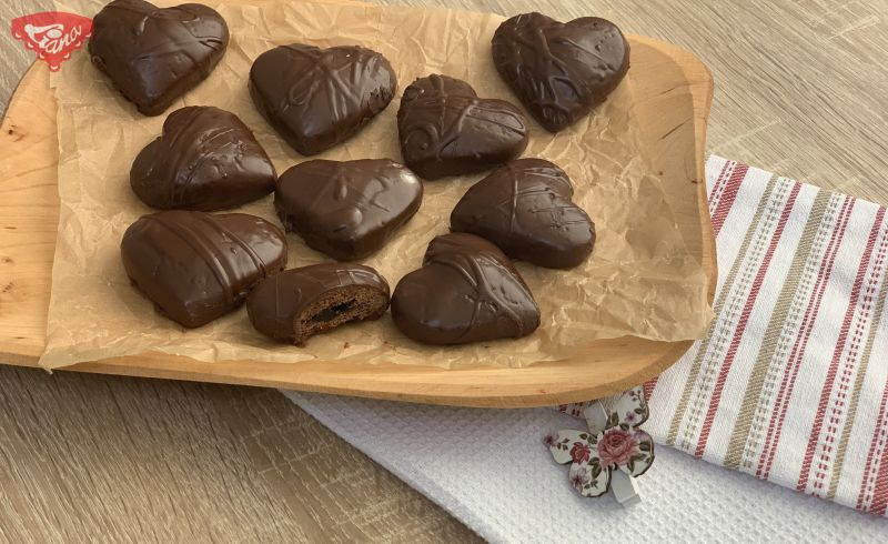 Gluten-free gingerbread with filling in chocolate coating