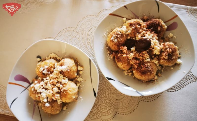 Glutenfreie, in Wasser gekochte Brötchen mit Früchten