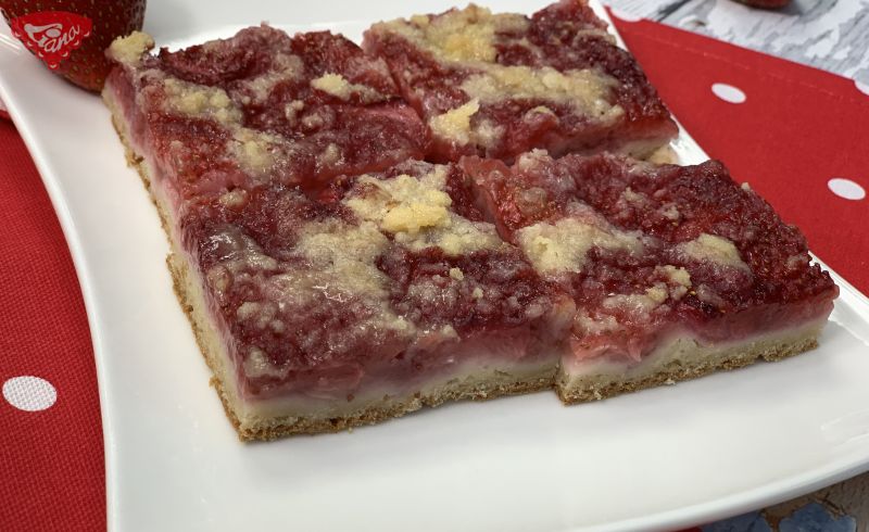 Gluten-free sourdough strawberry cake with crumble