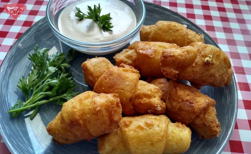 Glutenfreie Kartoffelröllchen gefüllt mit geriebenem Käse