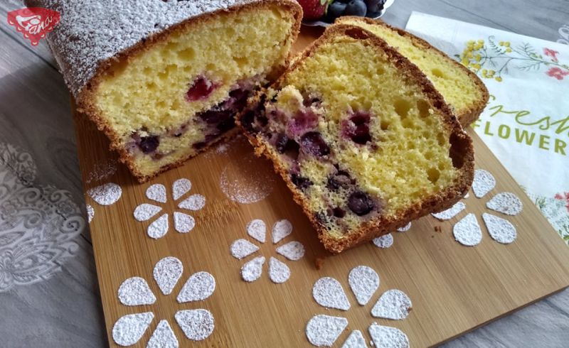 Glutenfreier Blaubeerkuchen, gebacken in Form eines Bischofssandwichs